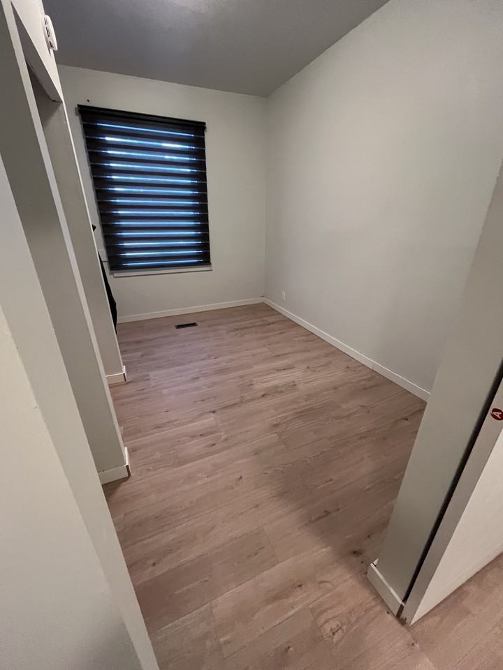 558 Manitoba Avenue #2 - Photo 5 of 8