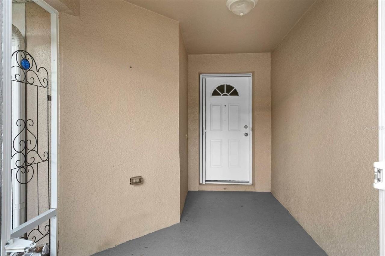 26922 White Plains Way - Photo 5 of 40