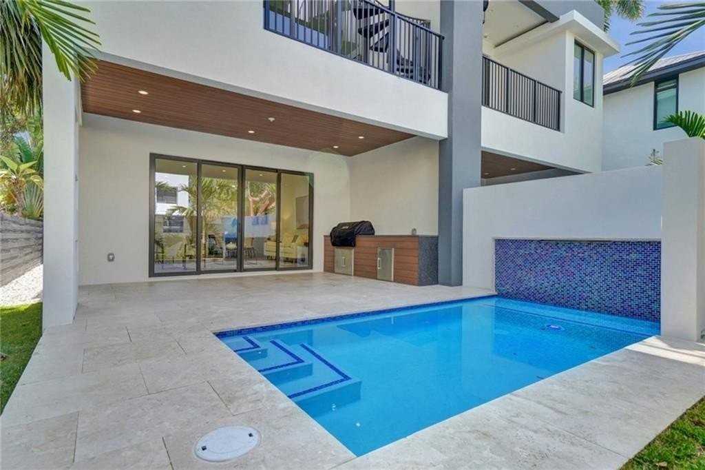 1211 Se 1st St - Photo 2 of 46