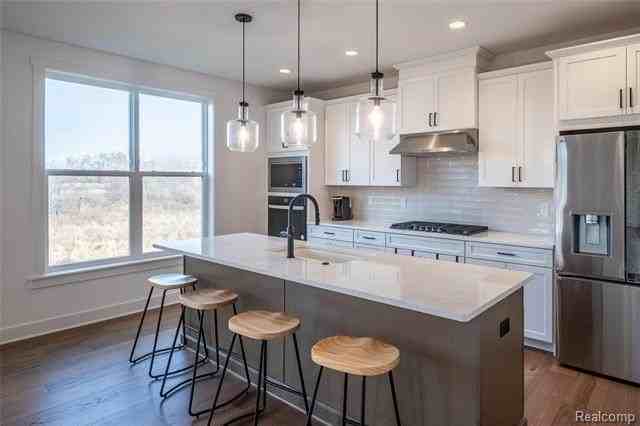 5556 Hobart Ct - Photo 4 of 44