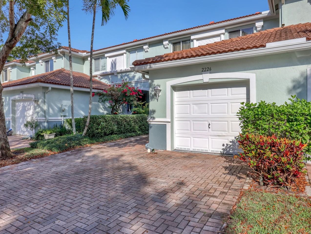 2226 Oakmont Dr - Photo 2 of 38