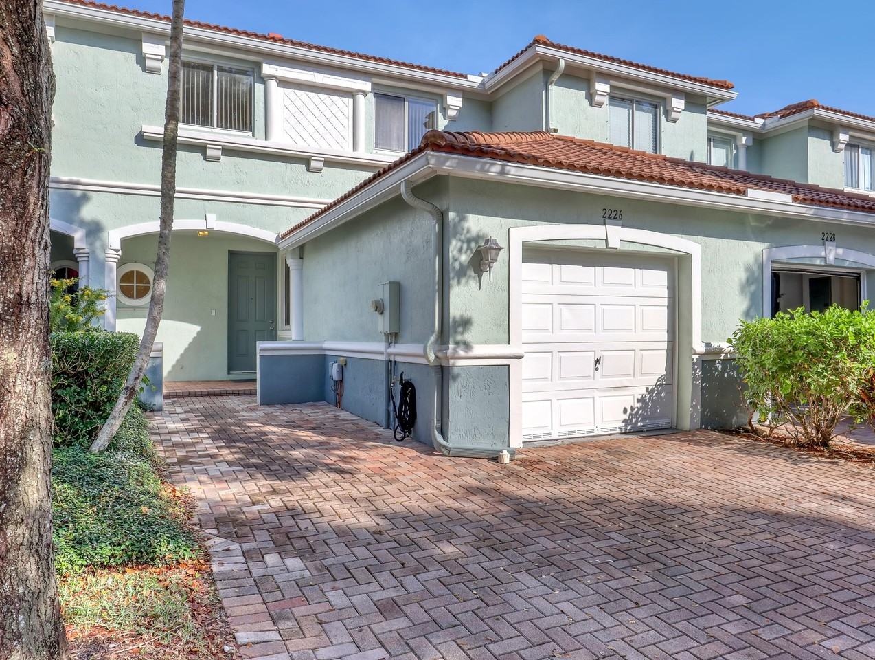 2226 Oakmont Dr - Photo 4 of 38