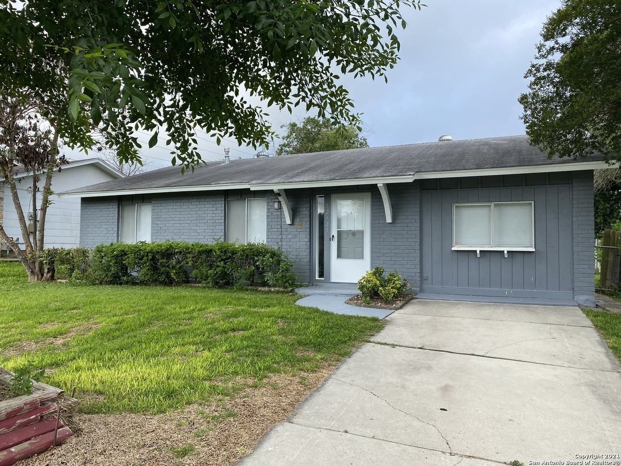 12421 Trailing Oaks - Photo 2 of 18