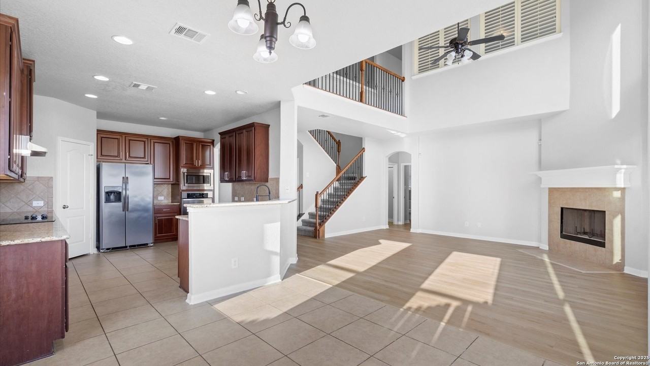 910 Oak Park - Photo 3 of 23