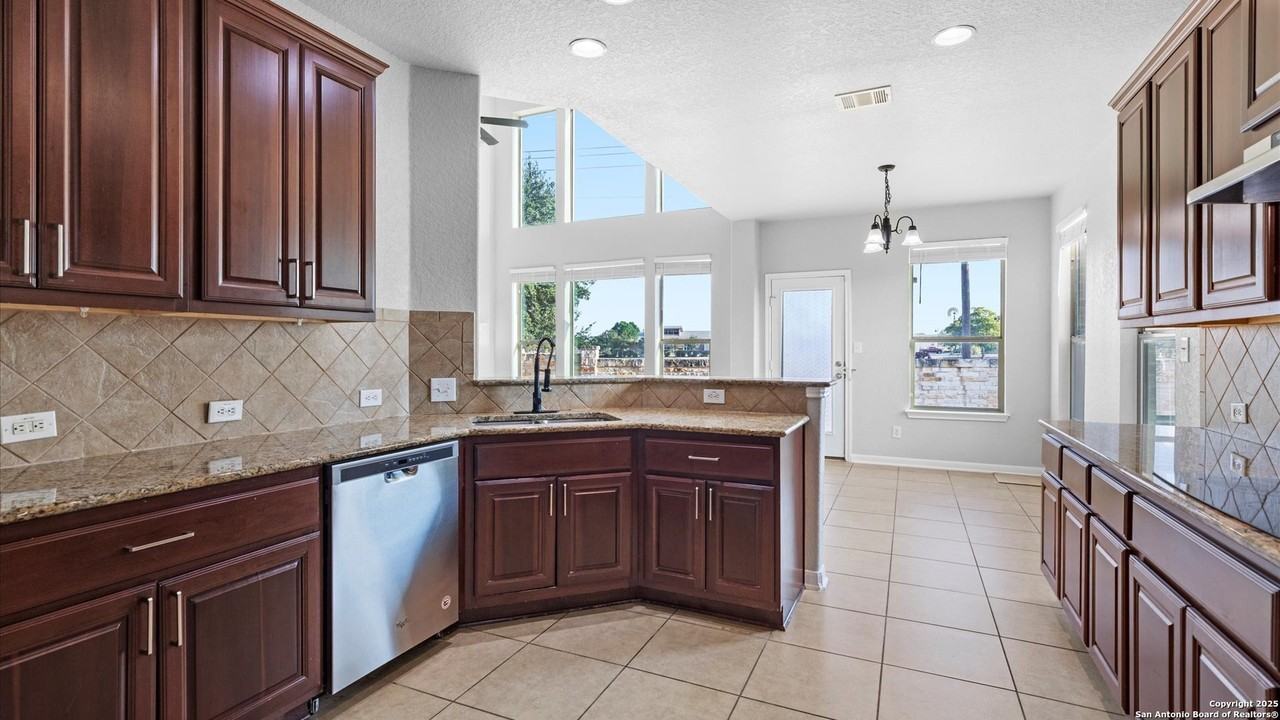 910 Oak Park - Photo 5 of 23