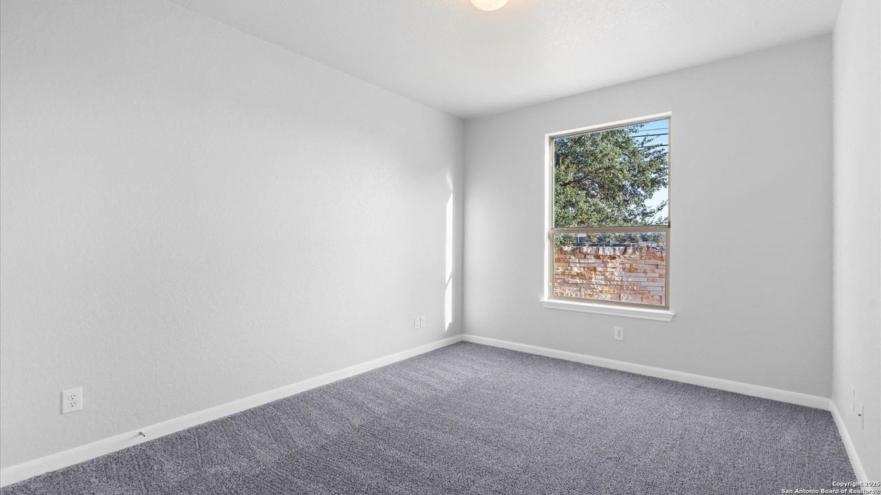 910 Oak Park - Photo 7 of 23