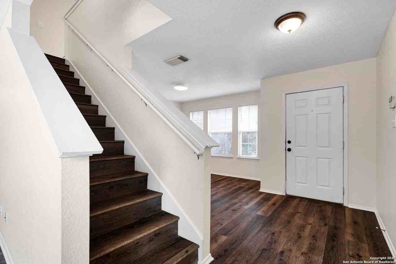 827 Clover Creek - Photo 3 of 31