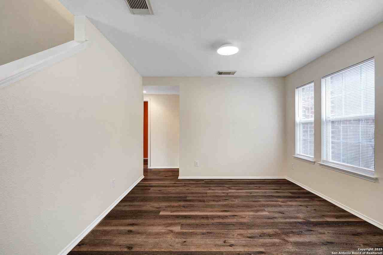 827 Clover Creek - Photo 4 of 31