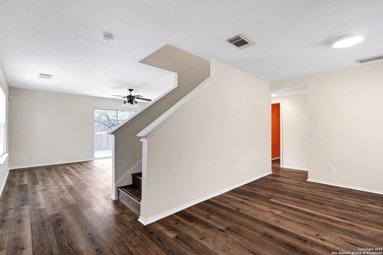 827 Clover Creek - Photo 5 of 31