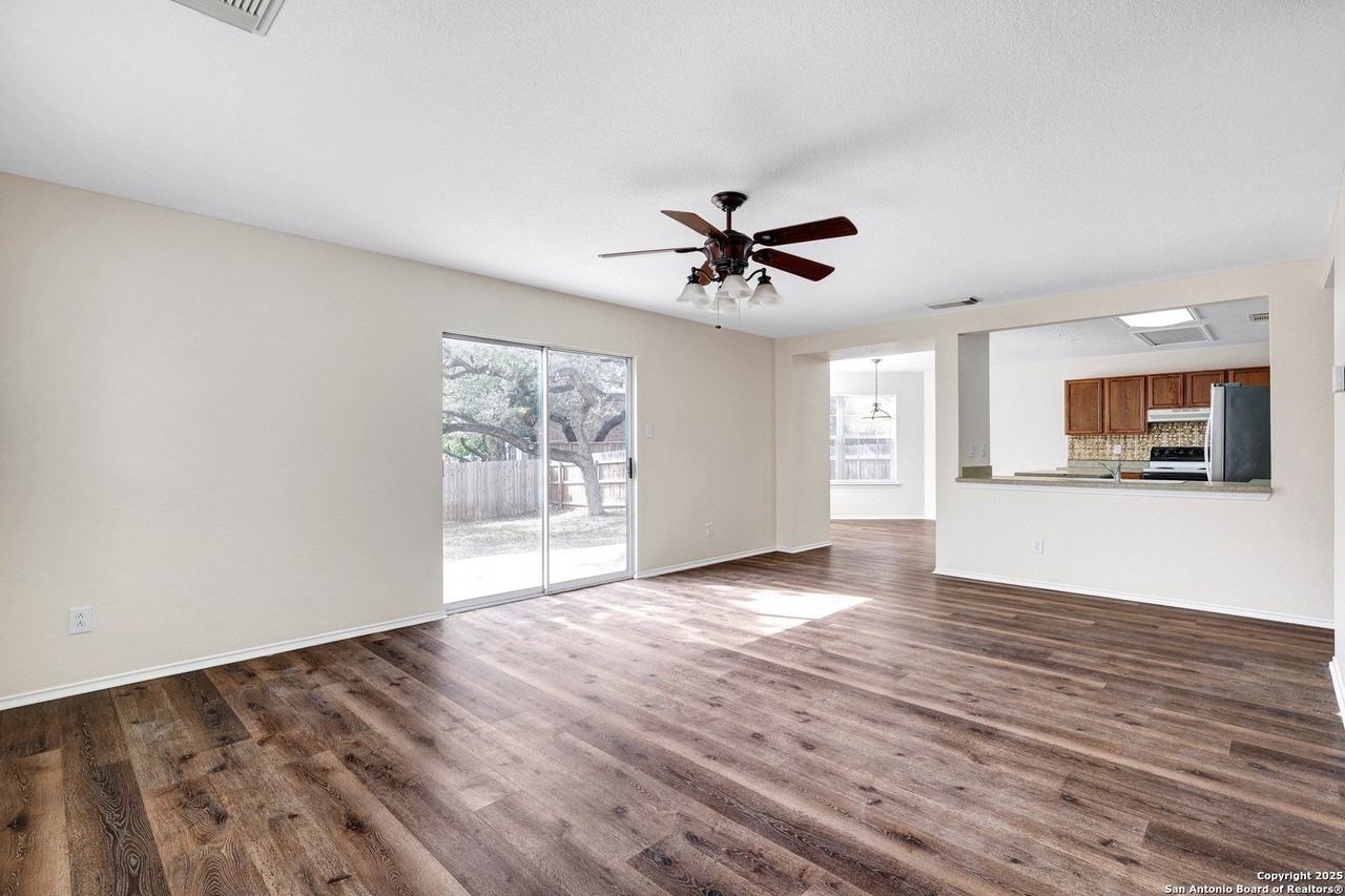 827 Clover Creek - Photo 6 of 31