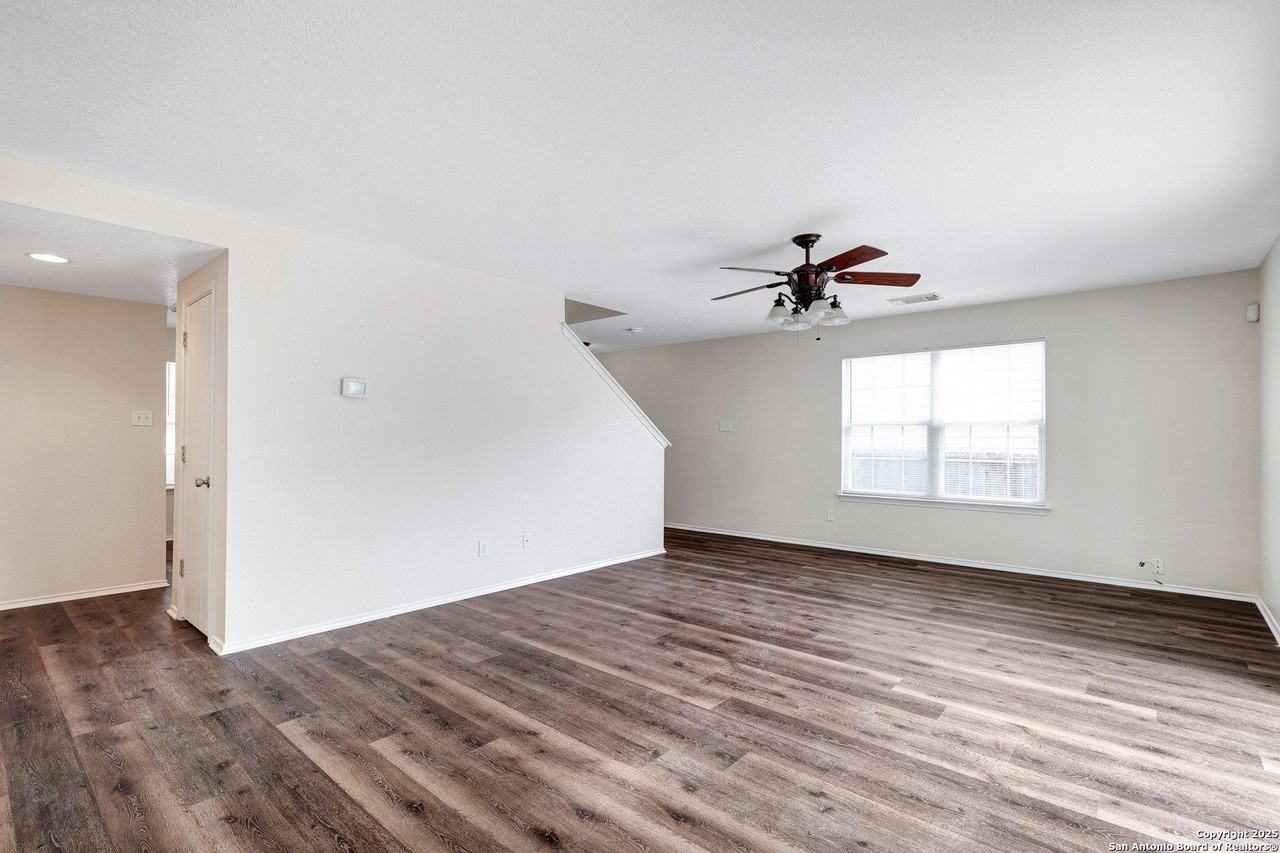 827 Clover Creek - Photo 7 of 31