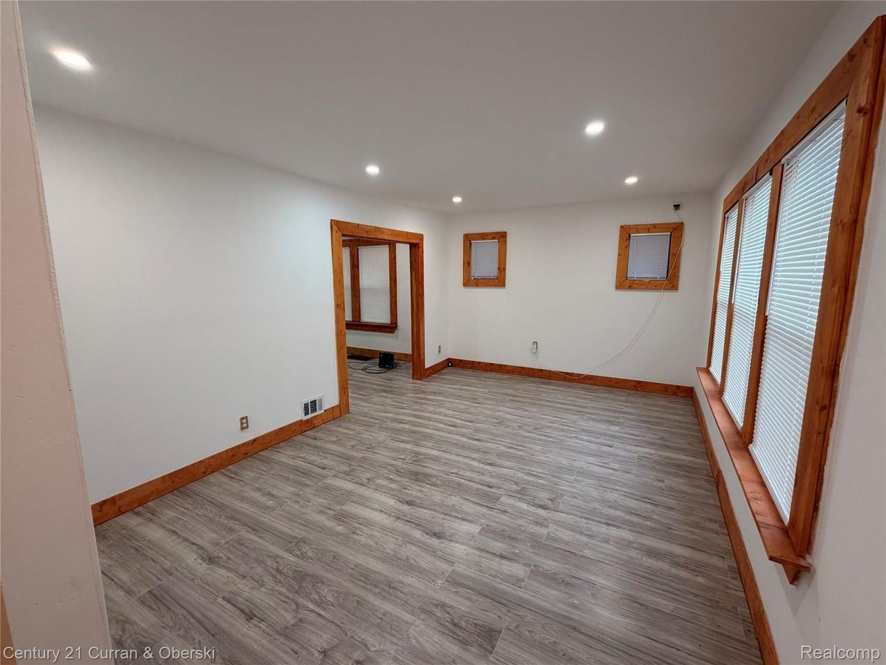 10008 Manor St - Photo 2 of 20