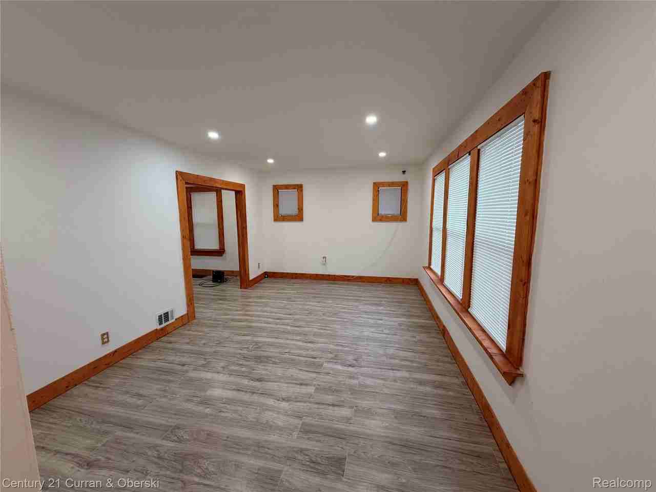 10008 Manor St - Photo 3 of 20