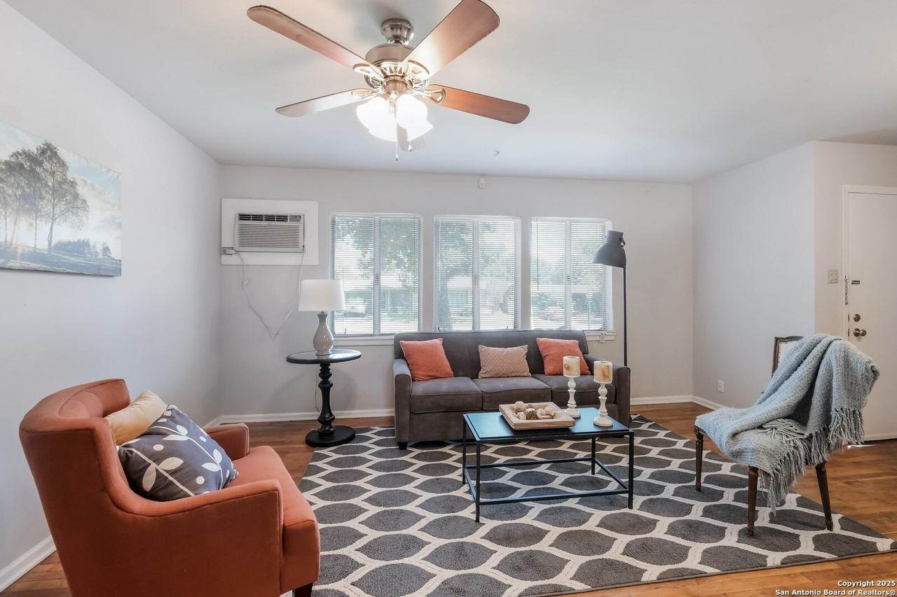 418 Saratoga Dr - Photo 3 of 12