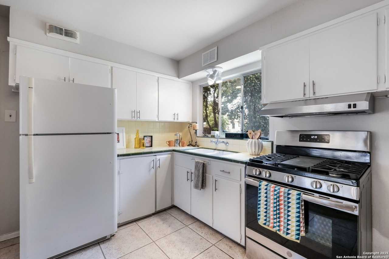 418 Saratoga Dr - Photo 6 of 12