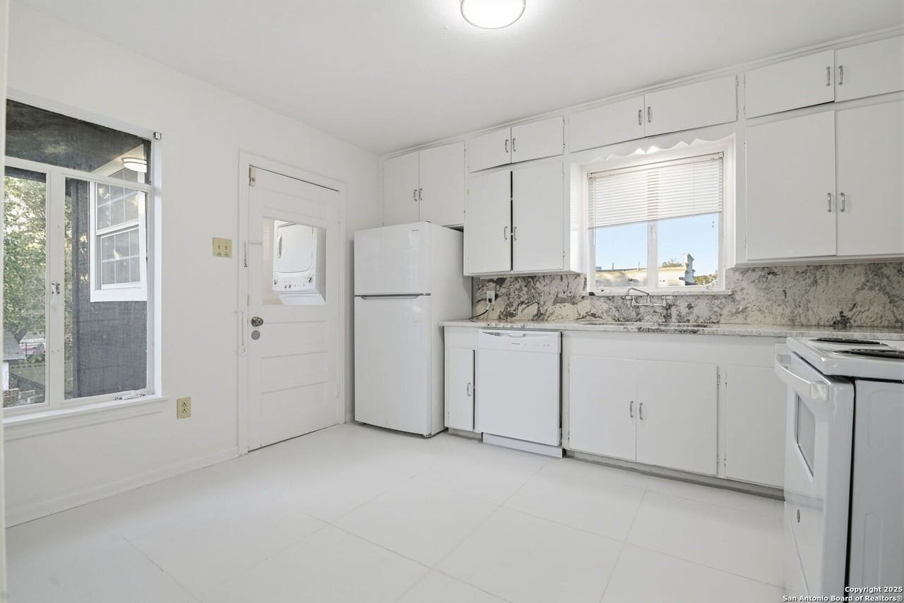 1033 Shook Ave - Photo 5 of 16