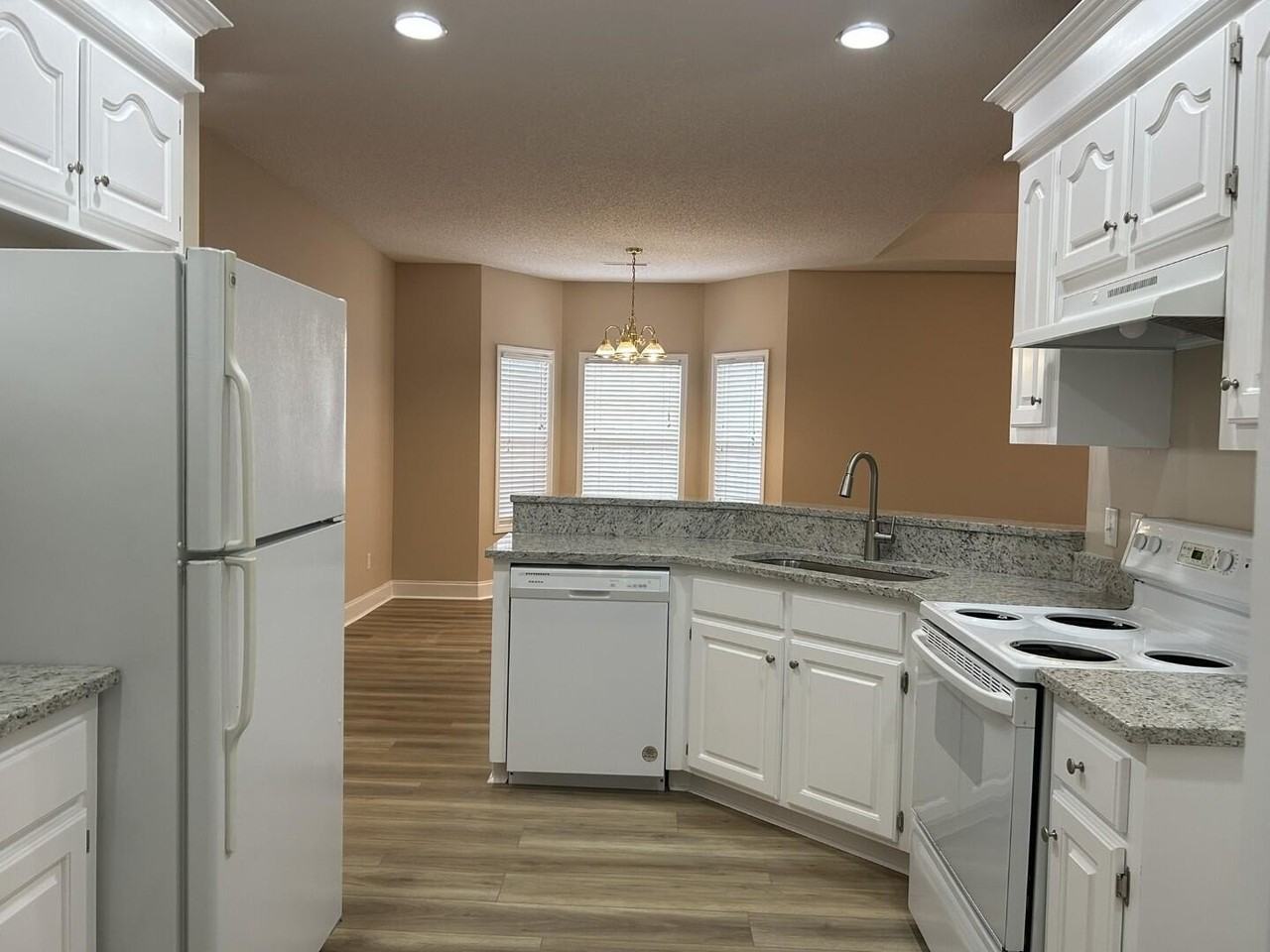 3421 Beacon Dr - Photo 4 of 36