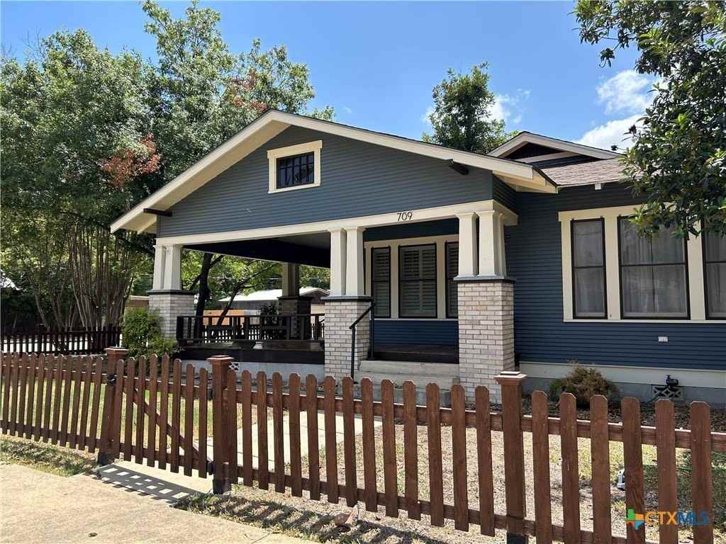 709 W Coll St - Photo 3 of 40