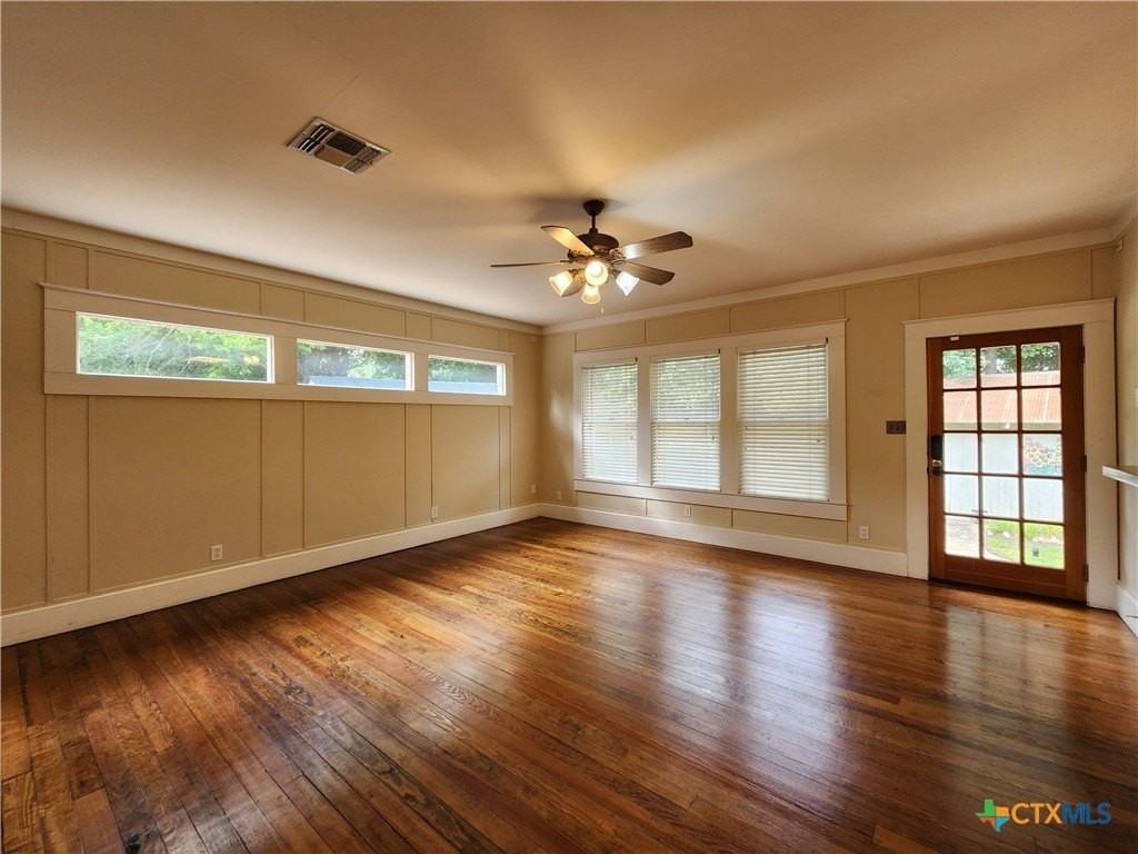 709 W Coll St - Photo 4 of 40