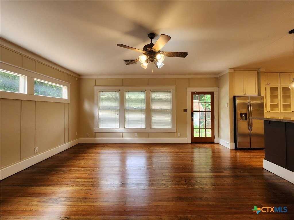 709 W Coll St - Photo 5 of 40