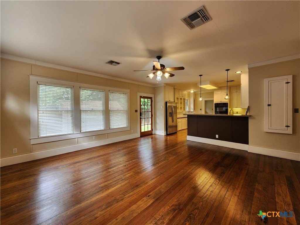 709 W Coll St - Photo 6 of 40