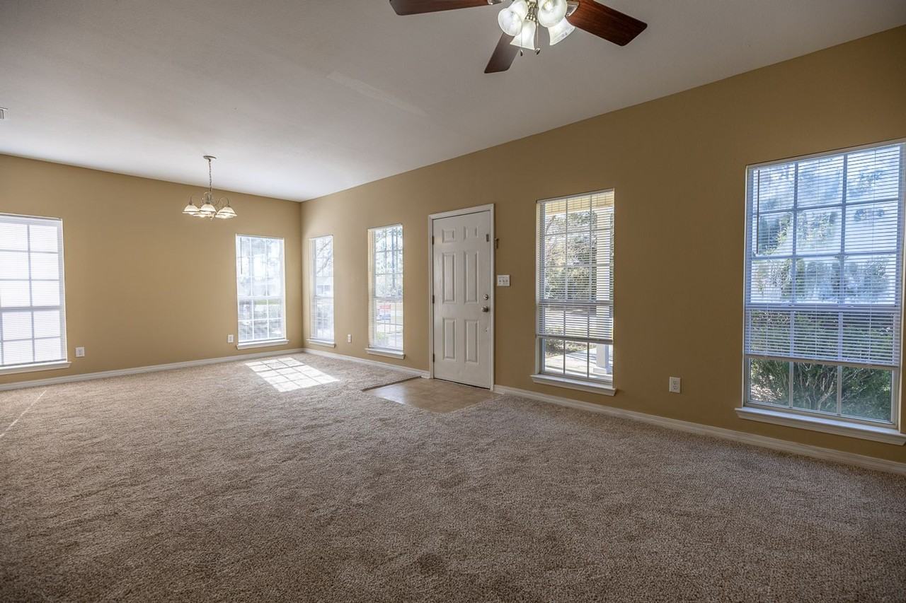 33740A Stables Dr - Photo 3 of 17