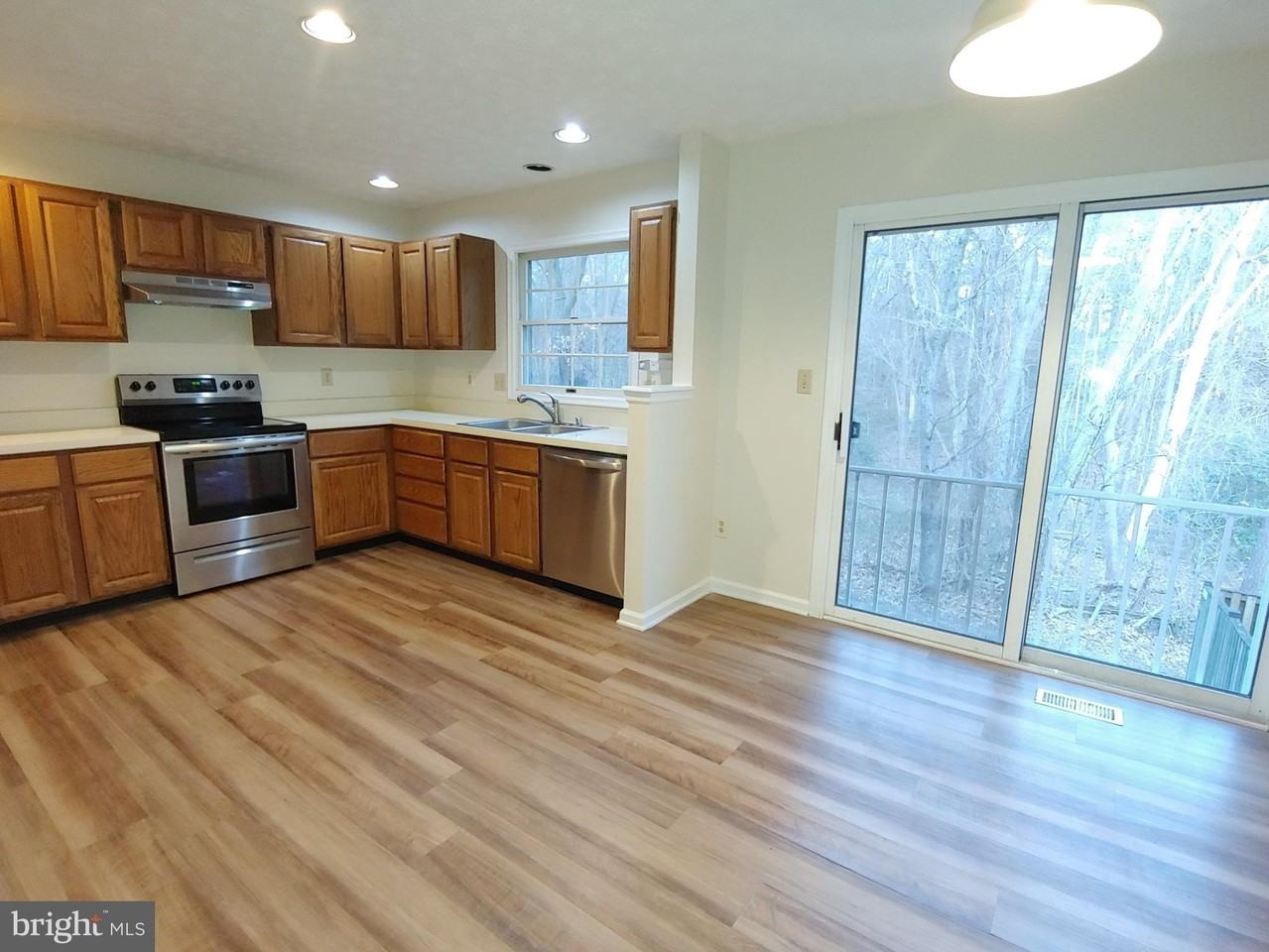 2134 Commissary Cir - Photo 5 of 41