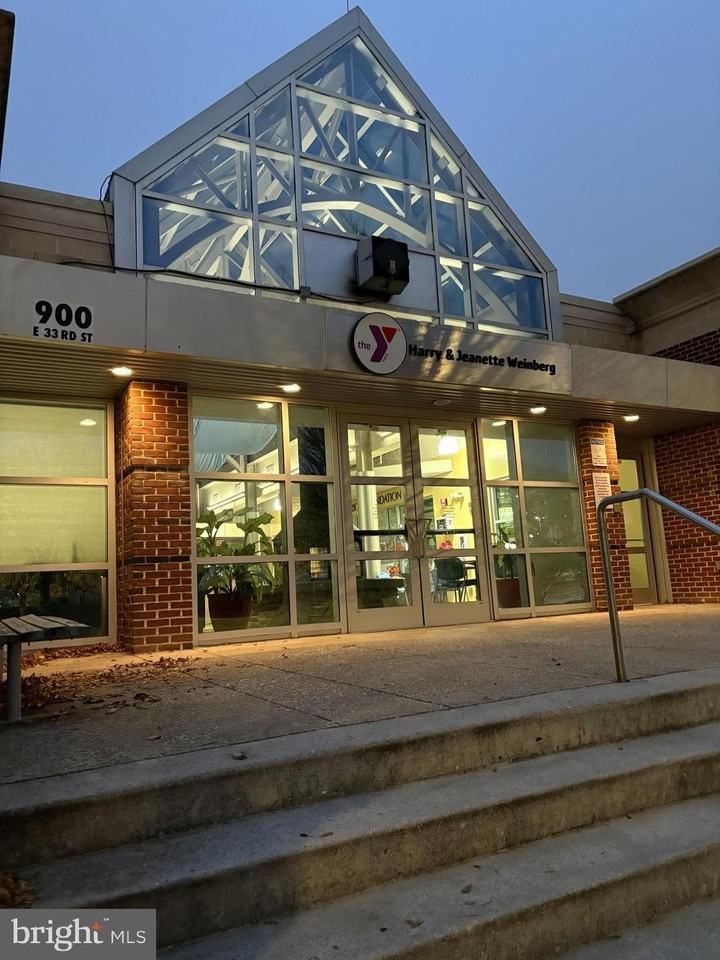 824 E 33rd St - Photo 4 of 28