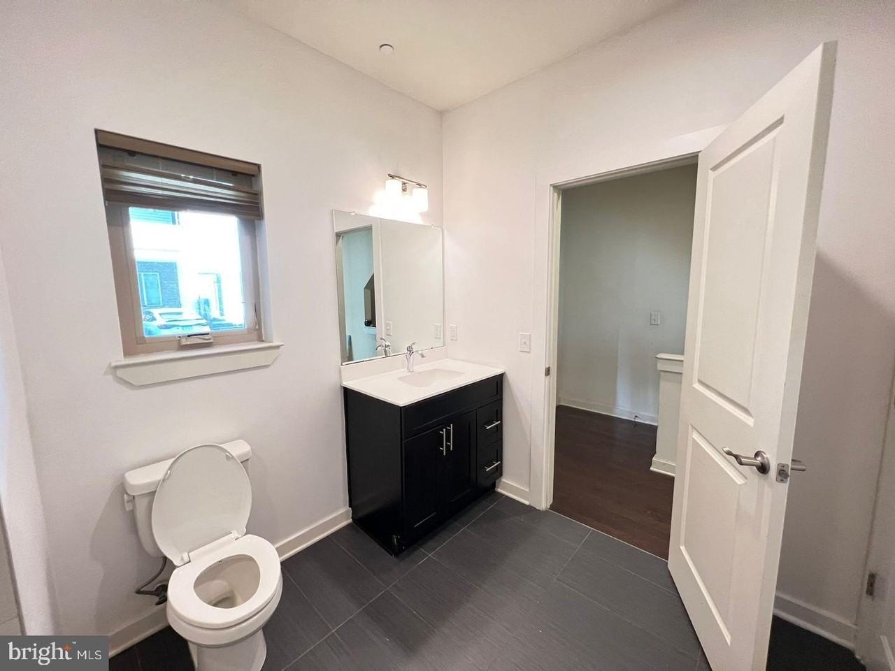 2660 Collins St - Photo 6 of 21