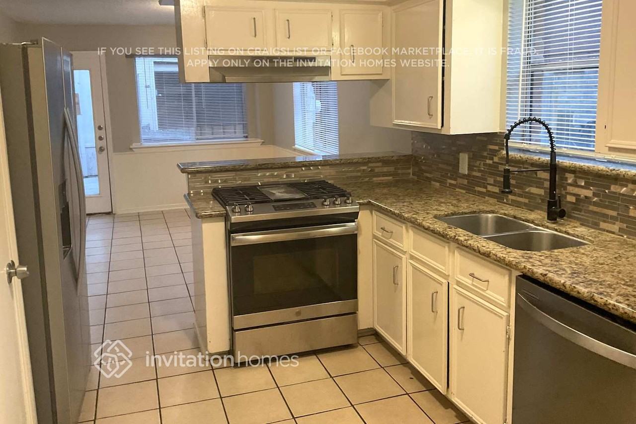 24202 Spring Mill Lane - Photo 3 of 11