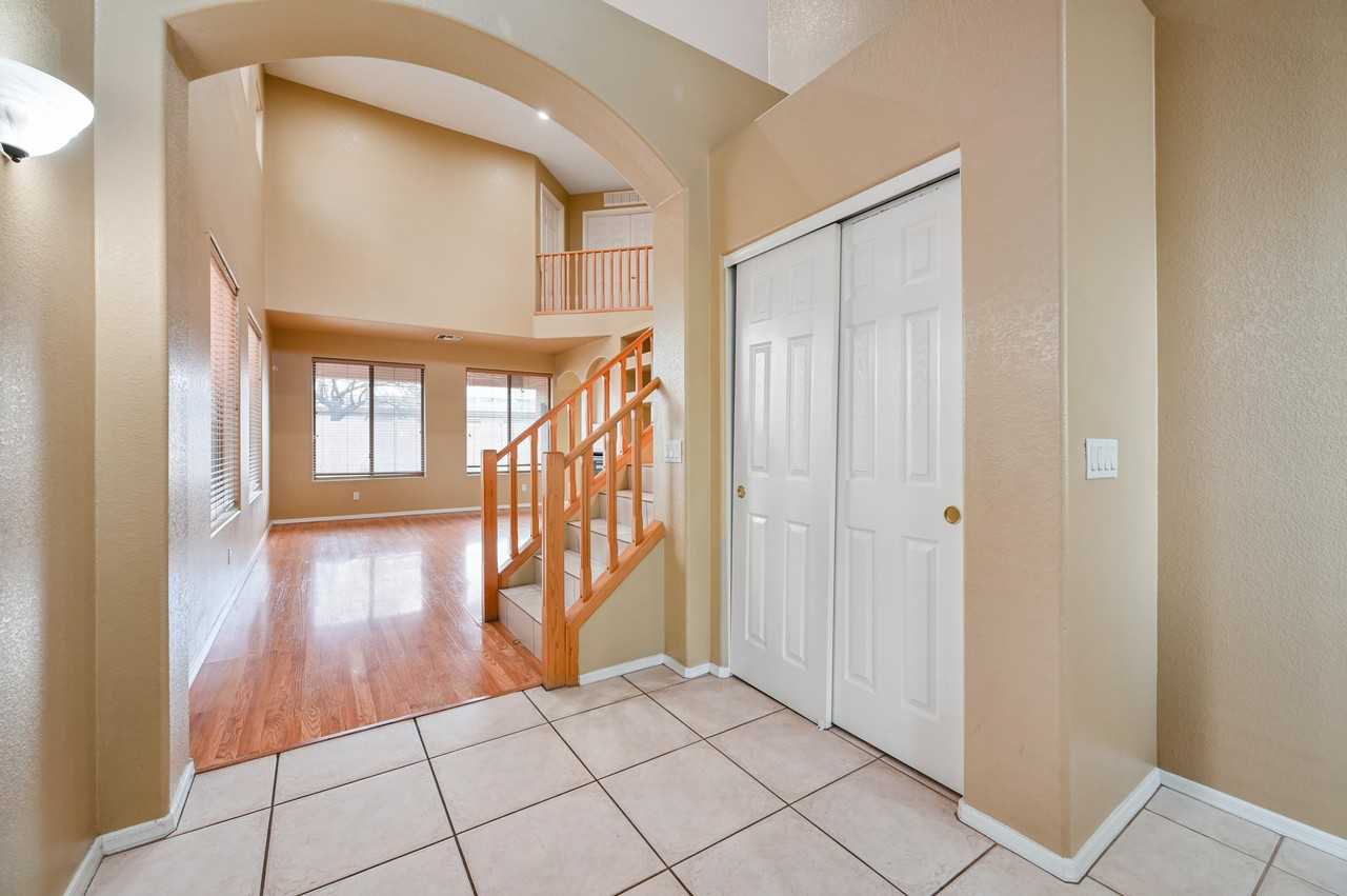 2031 West Ironwood Drive - Photo 2 of 32