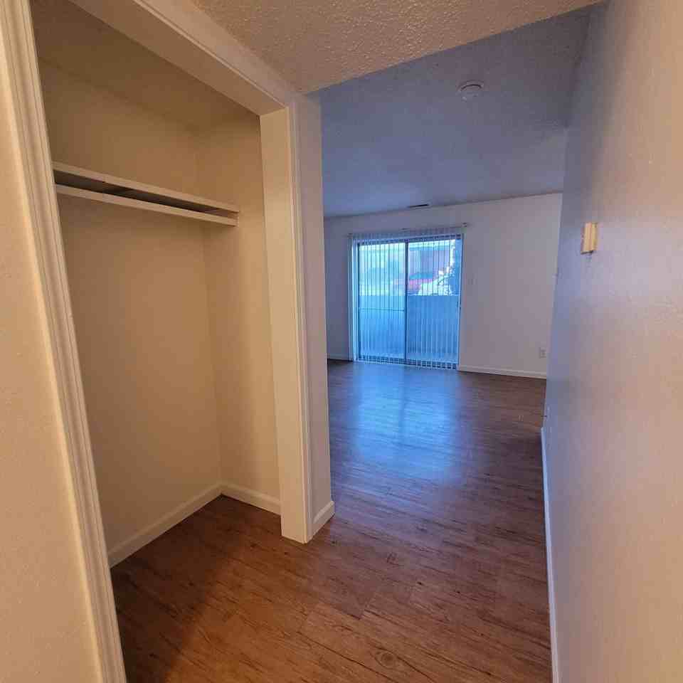 Super cute and Spacious Two - Photo 6 of 30