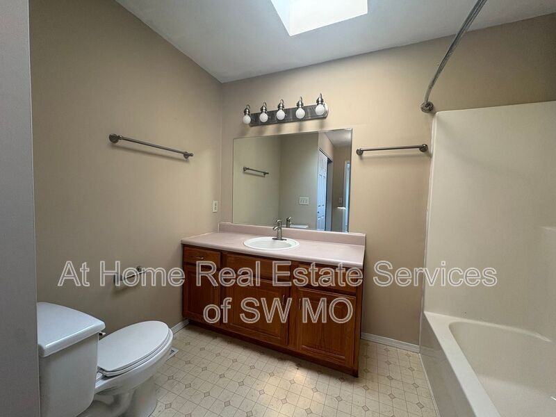 421 S Devonshire St - Photo 6 of 13