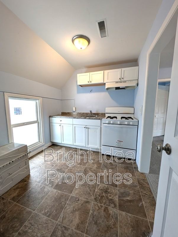 538 Charles Ave - Photo 3 of 6