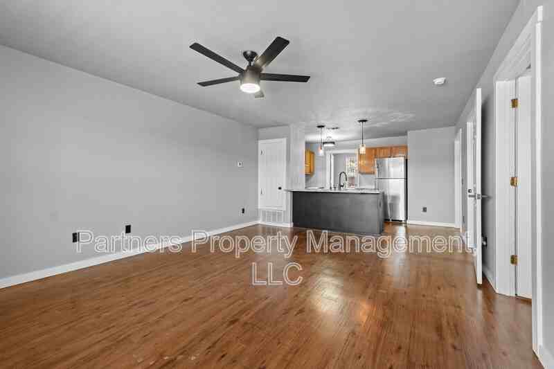 825 N Leverett Ave - Photo 3 of 20