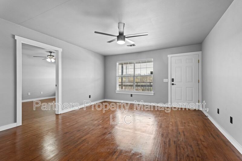 825 N Leverett Ave - Photo 4 of 20