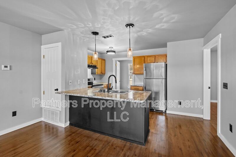 825 N Leverett Ave - Photo 6 of 20
