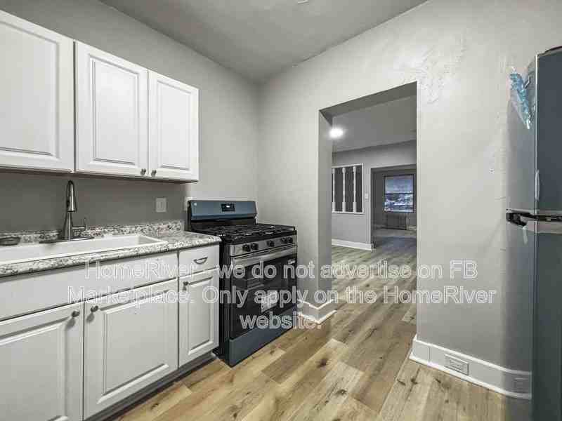 300 Fleet St - Photo 3 of 20