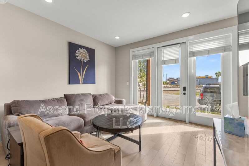 3155 Saint Elmo Avenue #10 - Photo 3 of 16