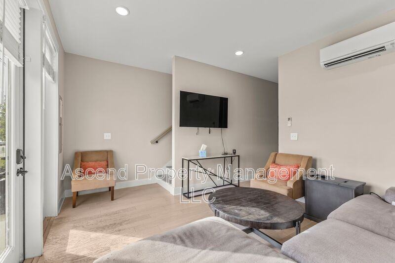 3155 Saint Elmo Avenue #10 - Photo 4 of 16