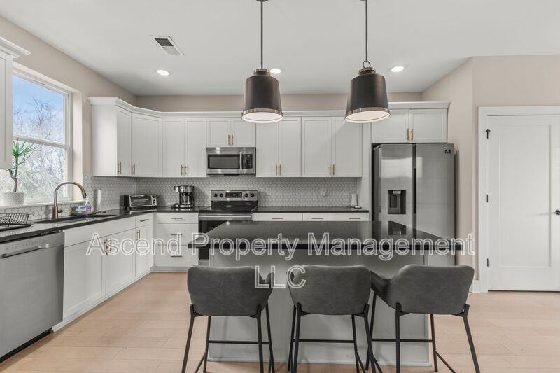 3155 Saint Elmo Avenue #10 - Photo 7 of 16