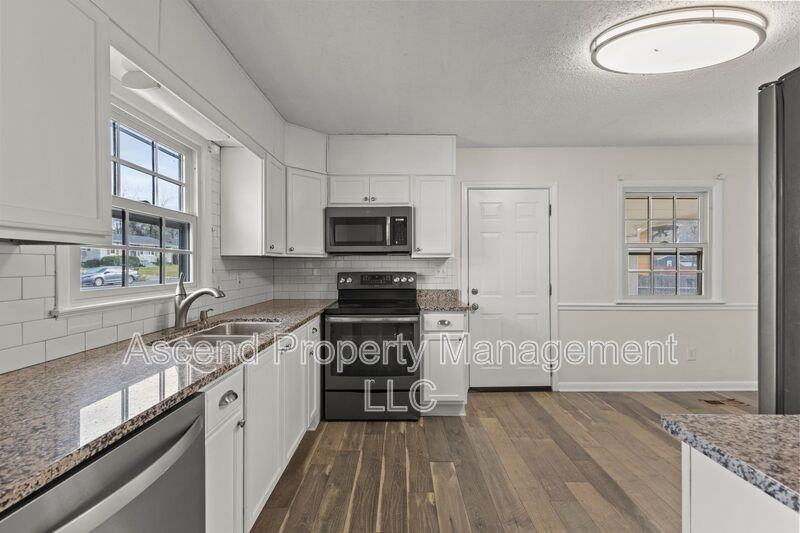 4610 Leslie Lane - Photo 5 of 19