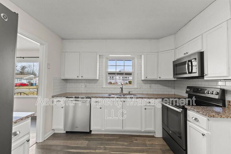 4610 Leslie Lane - Photo 6 of 19