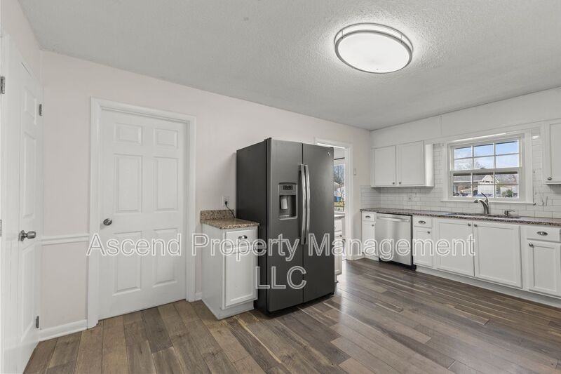 4610 Leslie Lane - Photo 7 of 19