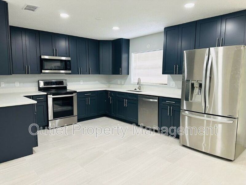 2432 Ne 28th St - Photo 2 of 17