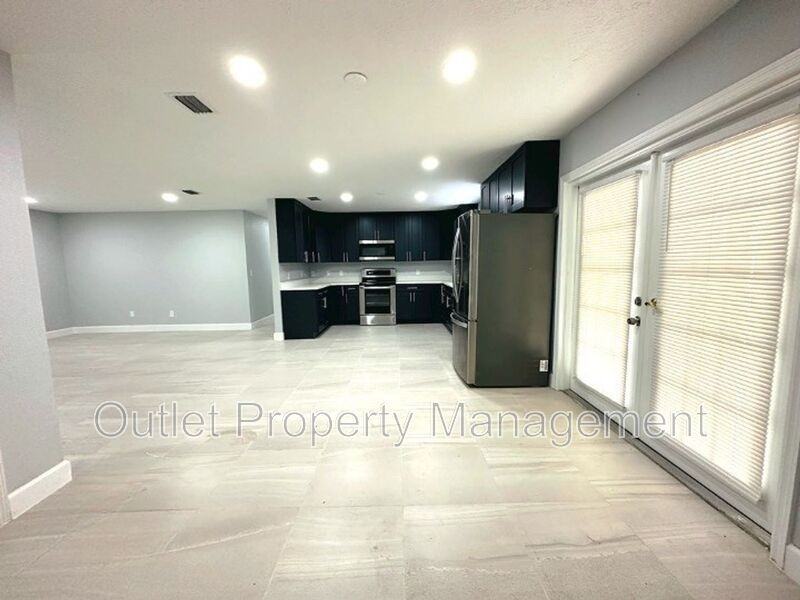 2432 Ne 28th St - Photo 4 of 17