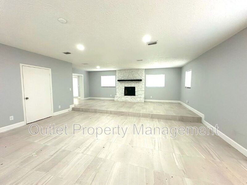 2432 Ne 28th St - Photo 5 of 17