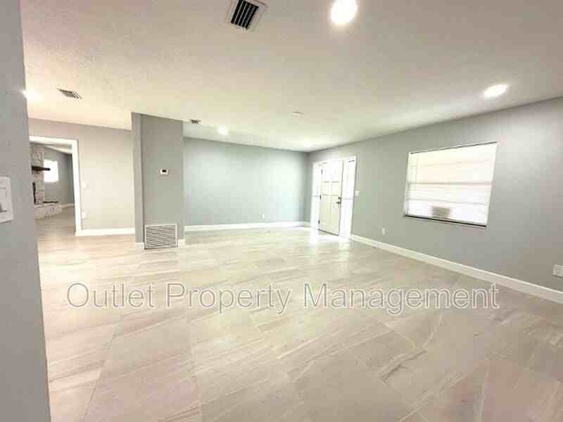 2432 Ne 28th St - Photo 6 of 17