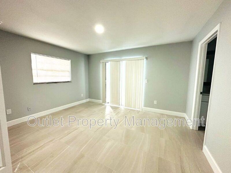 2432 Ne 28th St - Photo 7 of 17