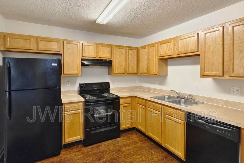 1327 Pangola Dr - Photo 3 of 9